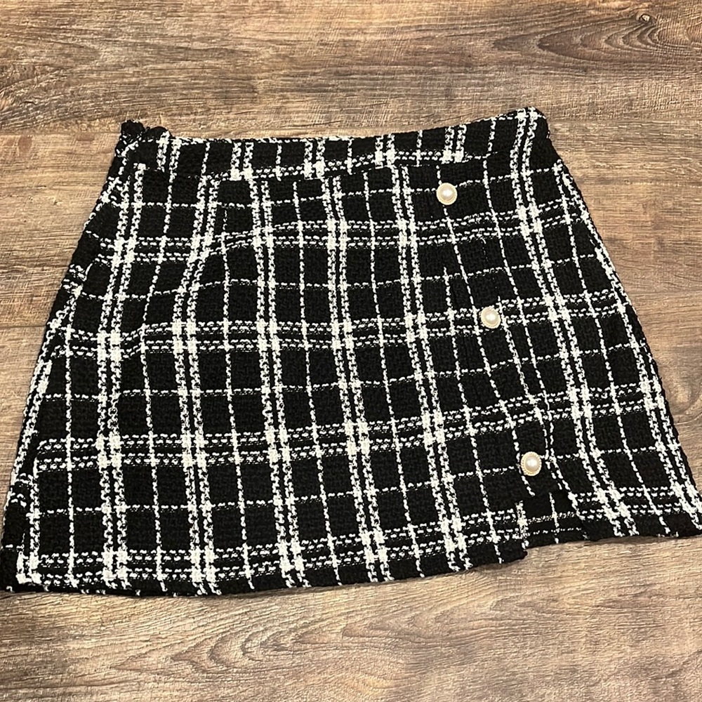 Skirt, plaid, black and white. Size: L